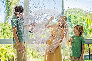 Quello2 7. in attesa genitori madre un loro più vecchio un figlio Sono con nato rivelare festa. sposato 