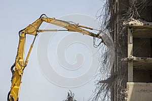 Ãâ¢xcavator demolishes an old building