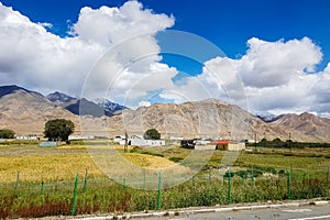   locale villaggi un montagne sul piattaforma lungo autostrada più vicino 