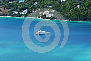 Yate en bahía tomas en la madrugada 