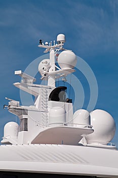 Yacht navigation system antennas