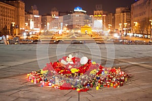 Velas a flores sobre el independencia plaza de la ciudad en. ucrania 