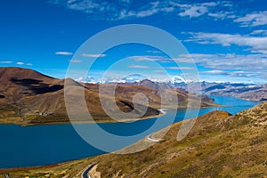 Yamdrok Lake: Travelling in Tibet