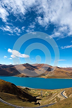 Yamdrok Lake: Travelling in Tibet