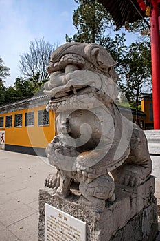 Yangzhou Daming Si arch before a pair of lions