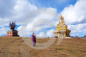 YARCHEN GAR, THE WORLDÂ´S SECOND BIGGEST BUDDHIST SCHOOL IN SICHUAN, CHINA