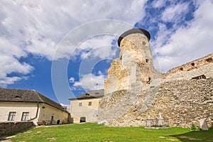 Dvor za hradbami na hrade Stará Ľubovňa s baštou
