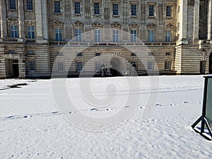 Yard of the buckingham palace facade inside soldiers arms London snow inter day footsteps facade waiting guards kingdom