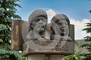 YAROPOLETS VILLAGE, VOLOKOLAMSK DISTRICT, RUSSIA - JUNE 24, 2006: Sculpture group of Vladimir Lenin and Nadezhda Krupskaya in