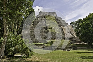 Yaxha - Maya Pyramide photo