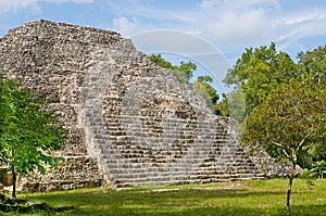 Yaxha - maya pyramide photo