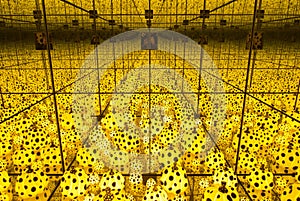 Yayoi kusama yellow polka dot infinity room