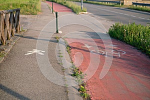 Ycle path, with road signs on the pedestrian side and on the bike and  mono skate side.