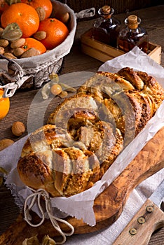 Yeast dough cake with orange marmolade