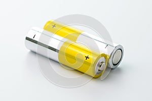 Yellow alkaline batteries