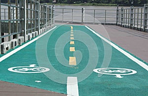 Yellow bicycle lane dividing line