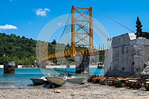 Yellow bridge with look to Nusa Ceningan from Nusa Lembongan