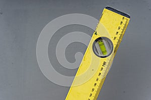 yellow bubble Building level with length markings on a grey background