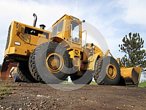 Yellow Caterpillar tractor 966g