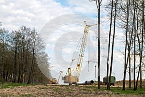 Crawler crane unloading and loading in the field