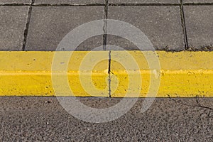 Yellow curb stone border