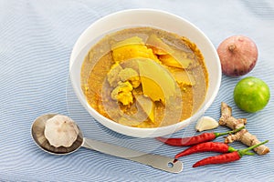 Yellow curry with fish and papaya