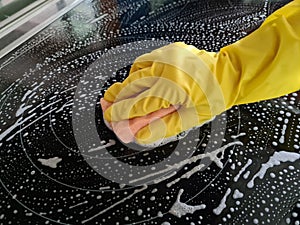 Yellow glove sponge for washing stove and washing stove