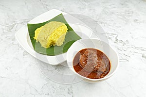 yellow glutinous rice with chicken rendang