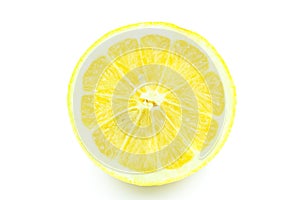 Zitrone auf der weiß 