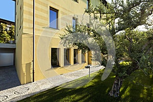 Yellow mansion, facade