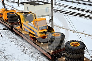 Hornictví nákladní auto rozloženém stavu kabina tělo elektrický řídit kola naložený na náklad železnice 