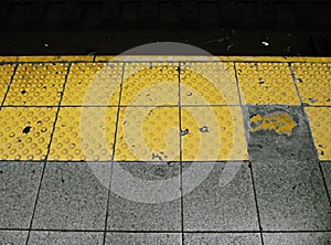 NYC subway yellow platform