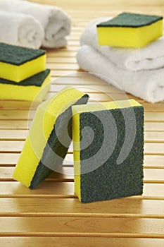 Yellow scourer composition