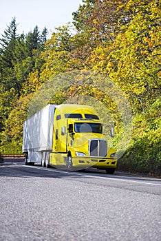 Polotovarov nákladné auto a príves riadenie hore jeseň cesty 
