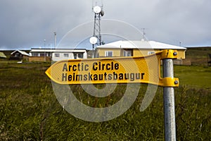 Yellow sign indicates the direction to follow towards the crossing of the polar circle.