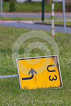 Provoz ležící dole na tráva na ulice přesměrování na ulice na navigace 