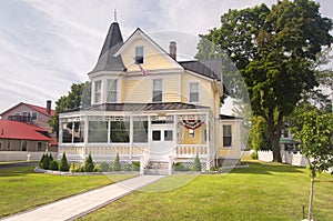 Yellow victorian home north conway new hampshire