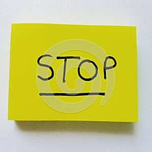 Yelow note remember. Stop sticky.