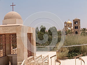 YERICHO, ISRAEL - JULY 14, 2014: Chrzest w wodach Jordanu w miej