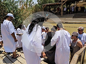 YERICHO, ISRAEL - JULY 14, 2014: Chrzest w wodach Jordanu w miejscu chrztu Jezusa Qasr el Yahud near Yericho