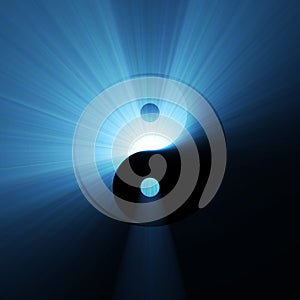 Un'antica orientale Yin Yang segno il significato di due opposte nature / energia di fusione con l'altro, illustrato con una potente luce blu e scuro.
