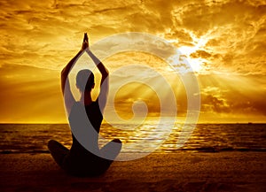 El Yoga de la Meditación Concepto, la Silueta de la Mujer Meditando en Saludable Pose, de nuevo la Vista en el Sol de los Rayos de Luz.