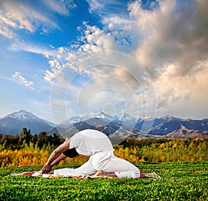 Yoga valakhilyasana pose