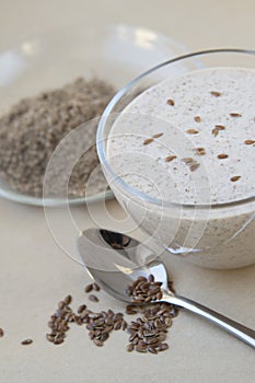 Yoghurt with crushed flax seeds