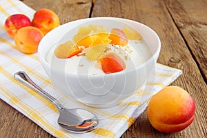 Yogurt with apricots and oat flakes