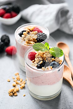 Yogurt with berries and crunchy granola