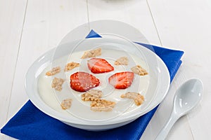 Yogurt, cereal and strawberries