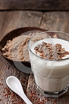 Yogurt with crushed flax seeds