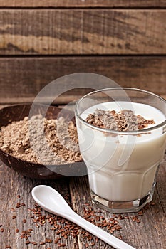 Yogurt with crushed flax seeds