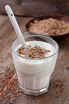 Yogurt with crushed flax seeds